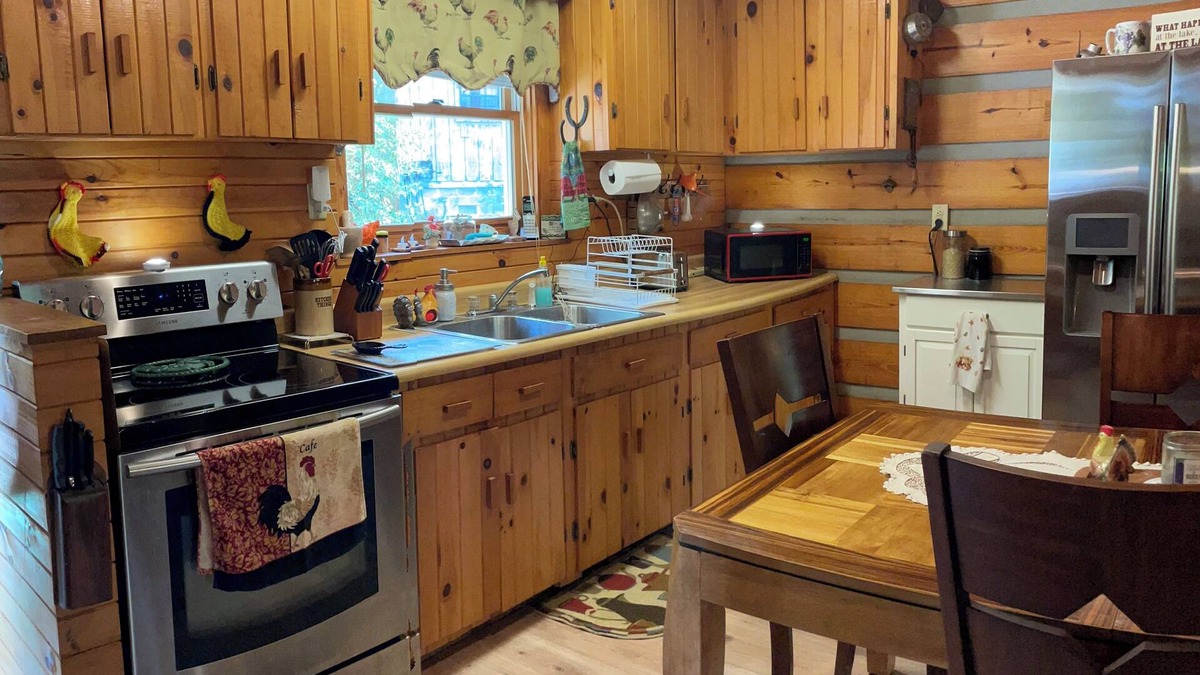 Topton Cabin | Cozy cabin for 4, 2 King size beds. Porch with view of lake. Full kitchen.