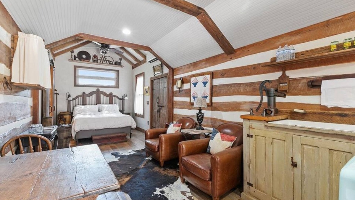 Fredericksburg Cabin | Cozy Cabin for Two 1 Block to Main
