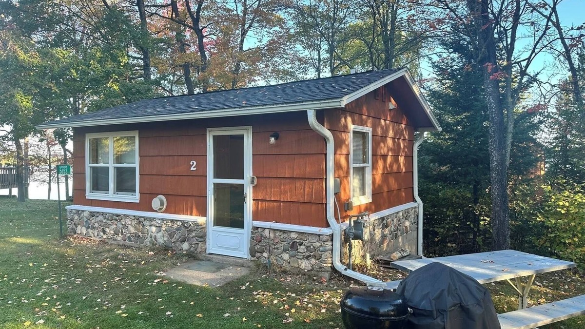 Conover Cabin | Cozy Cabin Getaway - Studio on ATV & Snowmobile Trail with Hi Speed WiFi