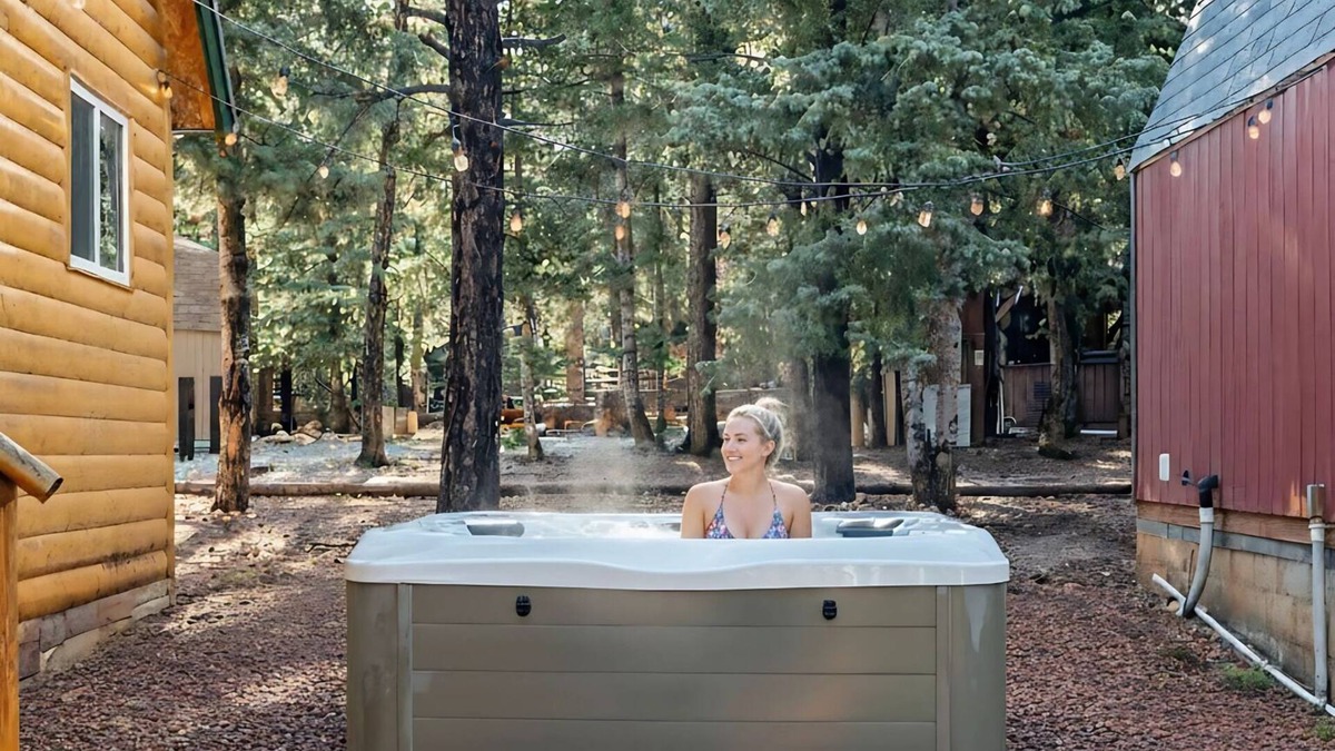 Duck Creek Village Cabin | Cozy Cabin & Hot Tub Pet Friendly with AC and Fast WiFi in Duck Creek Village