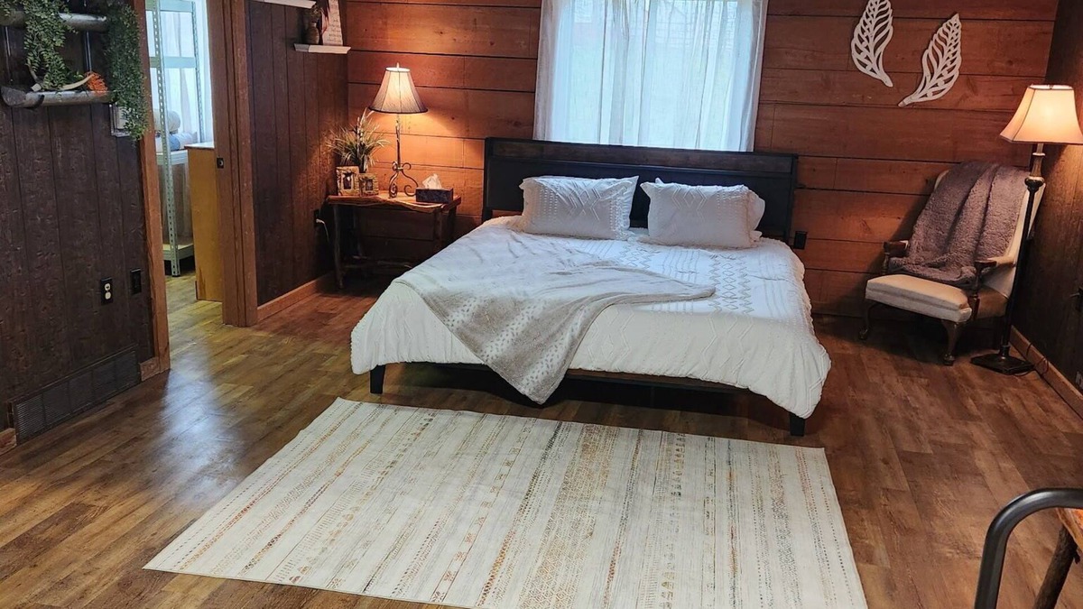Marshalltown Cabin | Cozy cabin in charming Marshalltown with AC