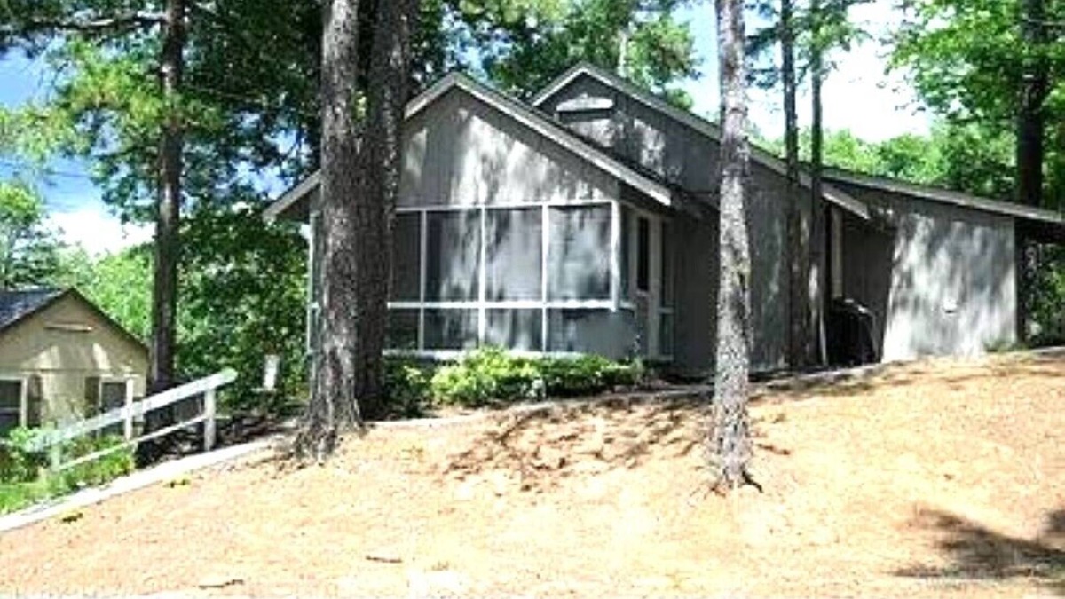 Unaka Cabin | Cozy Cabin in Gated Community with Pool and Marina Access, Pet Friendly!