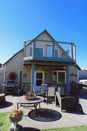Sunland Estates Ski Chalet | Cozy Cabin in Sunland Estates