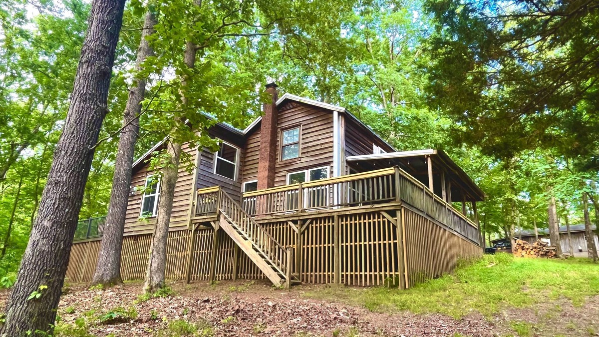 Murray Cabin | Cozy Cabin in the hills of Kentucky Lake. Family getaway or relaxing escape!