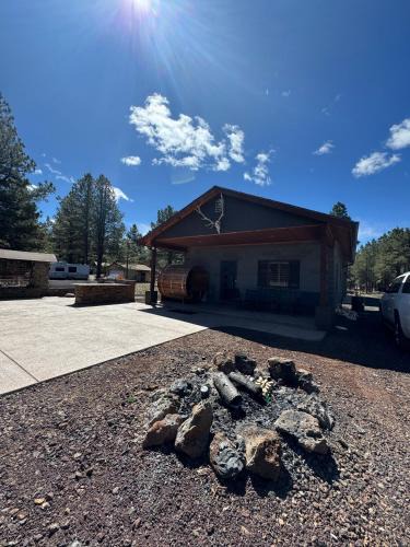 Williams House | Cozy Cabin in the Pines! Close to the Polar Express, Grand Canyon & Bearizona