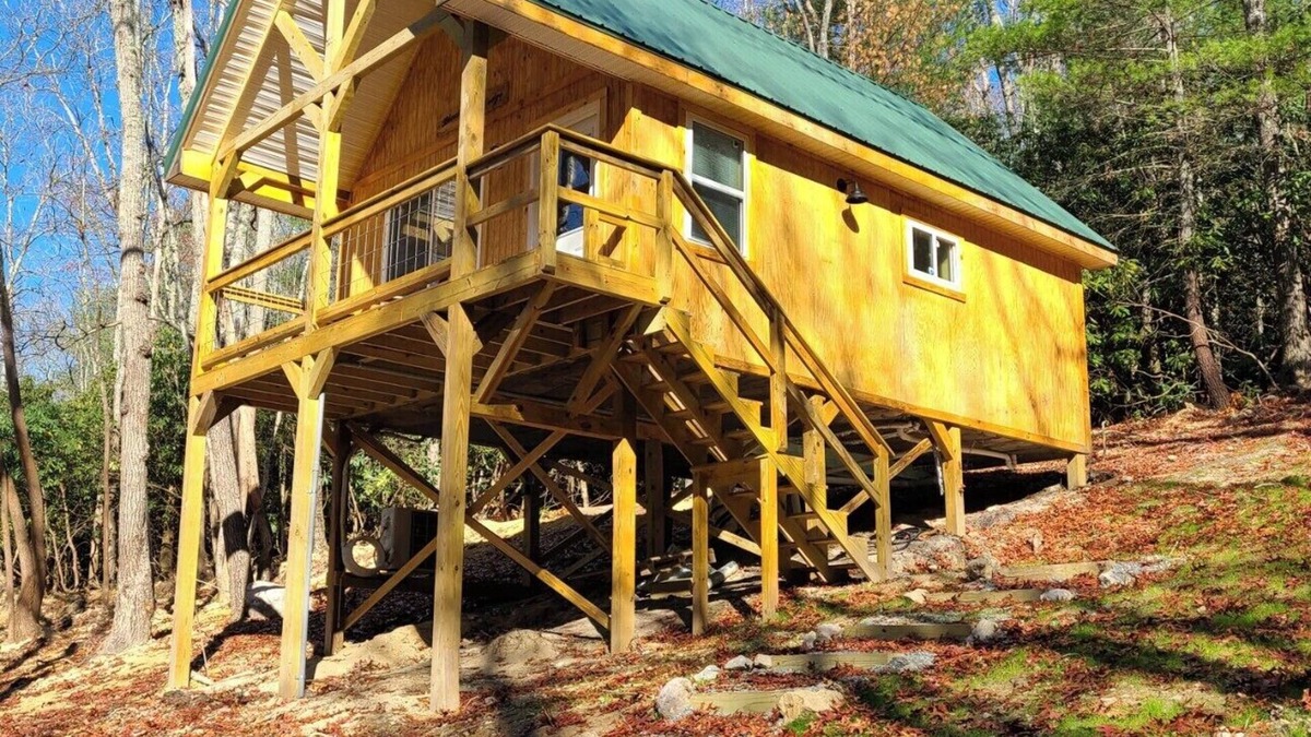 Butler Cabin | Cozy cabin in the woods on a beautiful Christmas Tree/Events Farm.