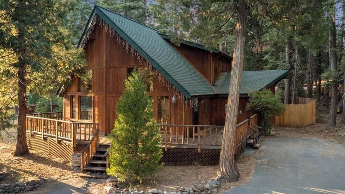 Hamilton Branch House | Cozy Cabin in the Woods with Comforts, Hot Tub, Walk to Lake