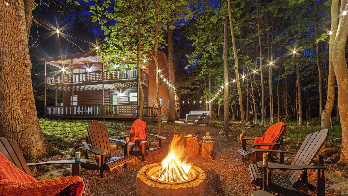 McHenry Cabin | Cozy Cabin in the woods, 3 BR/2Ba, 6 min. from Lake, w/hot tub & fire pit!