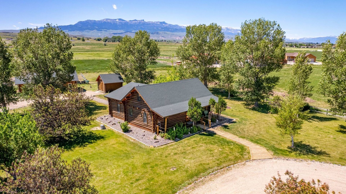 Cody Cabin | Cozy Cabin Located on the Southfork- classic log cabin, wonderful location