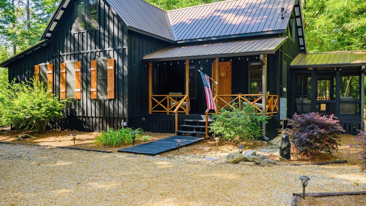 Lakemont Cabin | Cozy cabin near Lake Rabun and Clayton. Dog friendly!