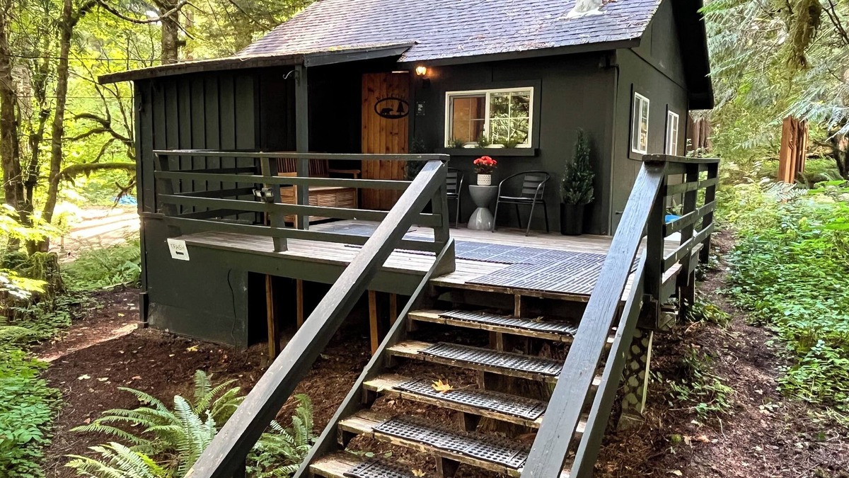 Rhododendron Cabin | Cozy Cabin near Mt Hood with Hot Tub