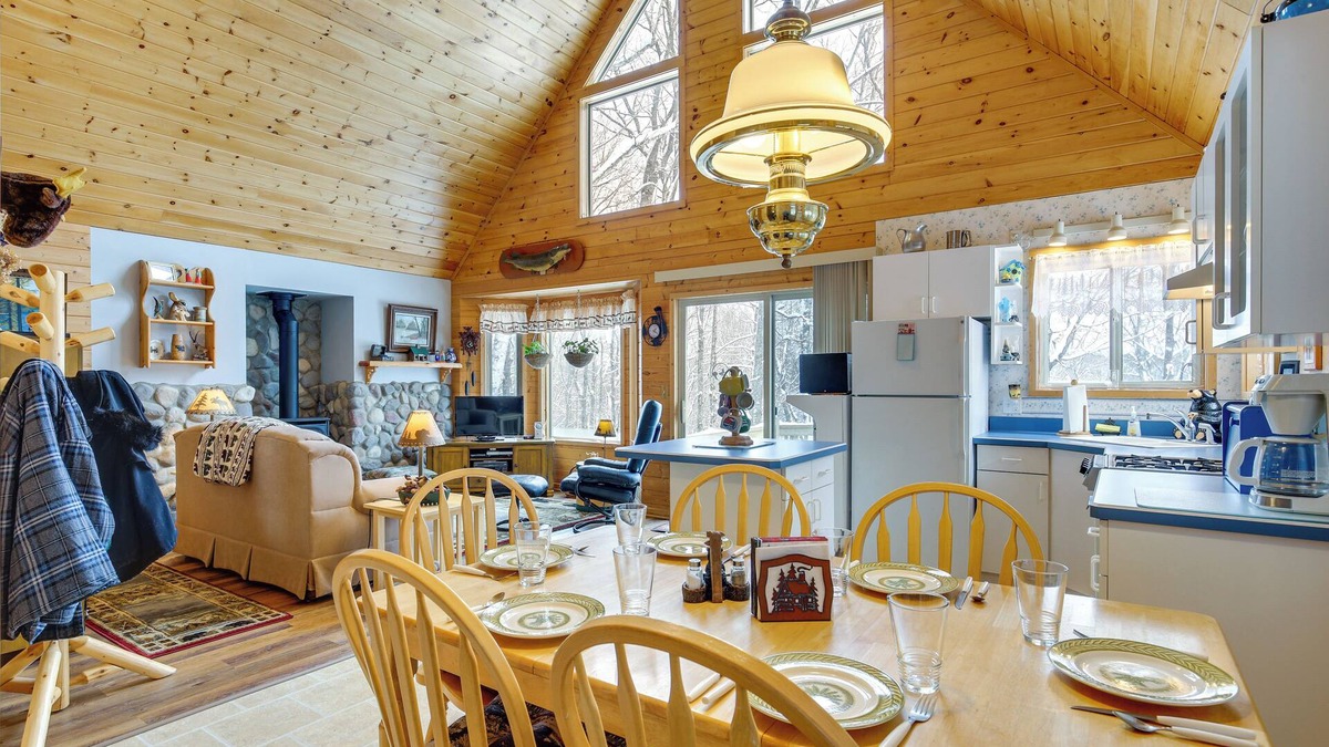 Weirgor Cabin | Cozy Cabin on 10 Acres, Walk to Chippewa River!