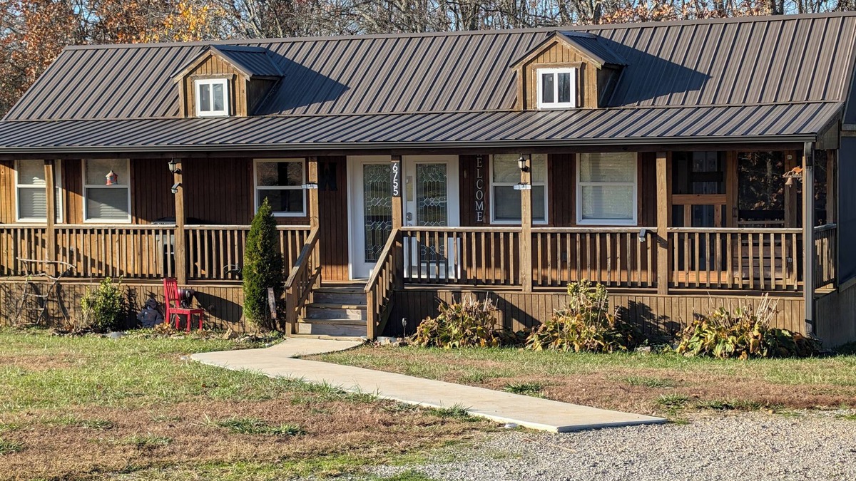 West Plains Cabin | Cozy Cabin on 80 acres in The Ozarks, very unique!