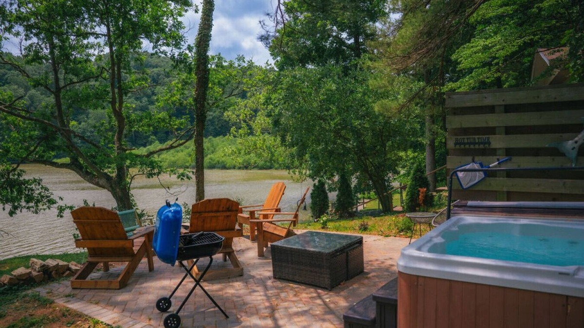 Martinsville Cabin | Cozy Cabin on Lake front with Hot tub & firepit