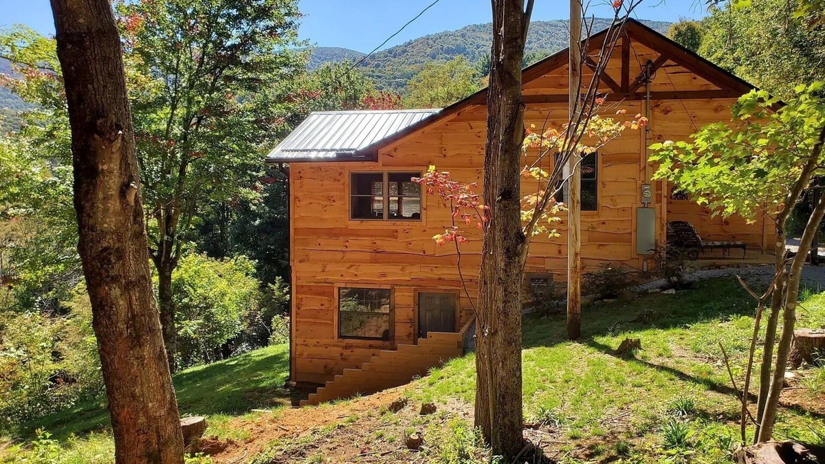 Roan Mountain Cabin | Cozy Cabin on Roan Mountain with a view and WIFI