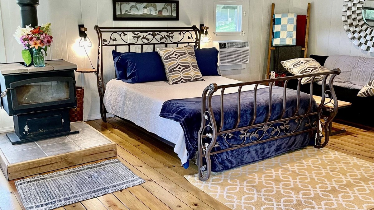 Janesville Cabin | Cozy cabin on the river! Pet friendly!