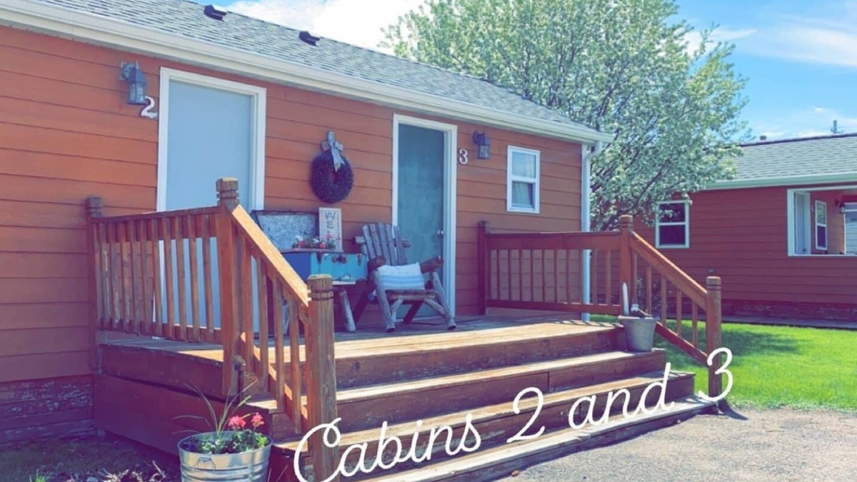 Napoleon Cabin | Cozy cabin. Sleeps 2. Includes mini fridge, microwave, Wi-Fi and outdoor space!