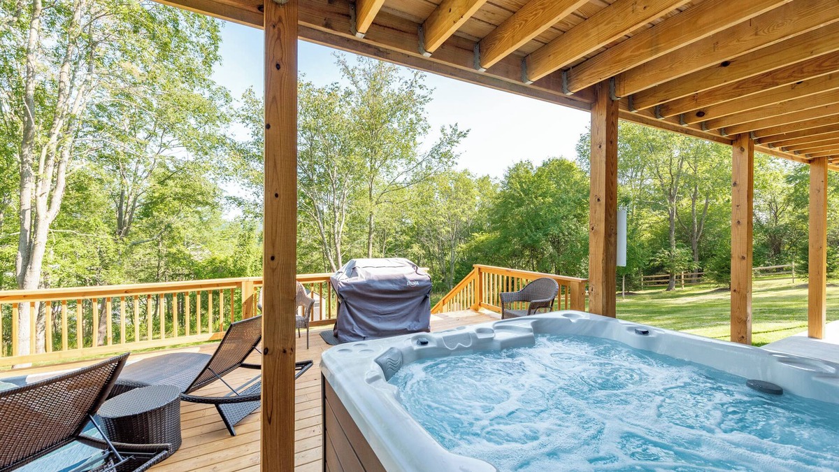McHenry Cabin | Cozy Cabin w/Arcade, Deck & Fire Pit