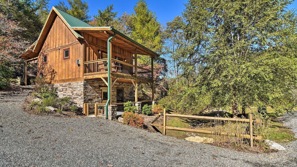 Weaverville Cabin | Cozy Cabin w/Hot Tub & Fireplace – 15 Mi to Asheville