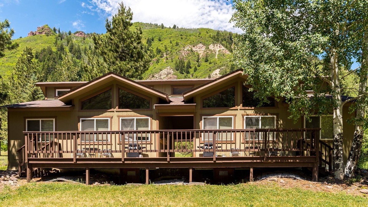 Carbondale Cabin | Cozy cabin w/shared natural hot spring hot tub - nature preserve across river