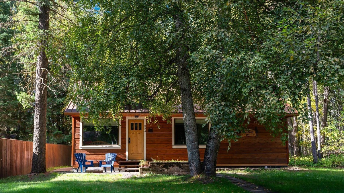 West Glacier Cabin | Cozy Cabin Walk to Glacier National Park