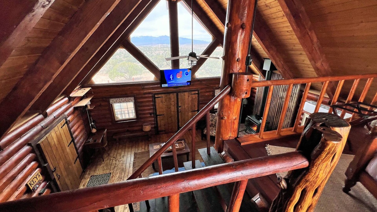 Valentine Cabin | Cozy cabin with 1 bedroom and WiFi, AC in delightful Kingman