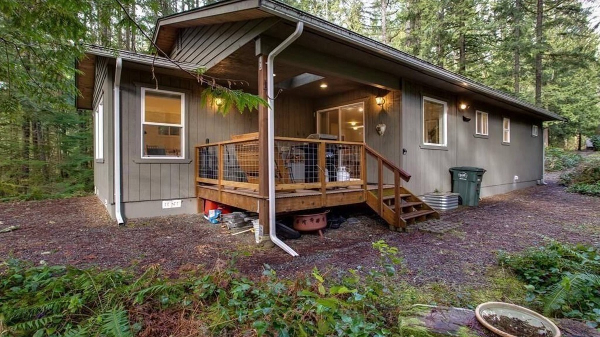 Warnick House | Cozy Cabin with a Hot Tub, Wi-Fi and Pet OK