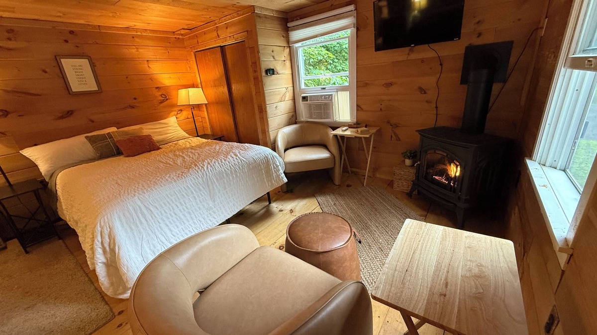 Bartlett Cabin | Cozy Cabin with AC, WiFi, Fireplace, Hot Tub