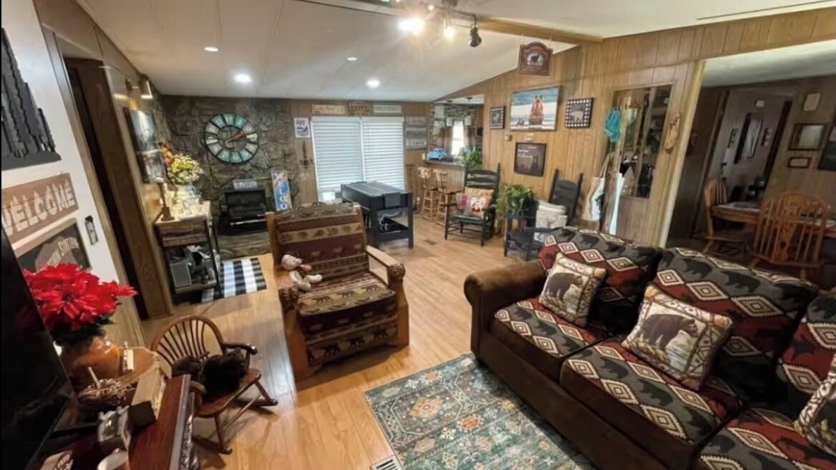 Roan Mountain Cabin | Cozy cabin with delightful mountain views.