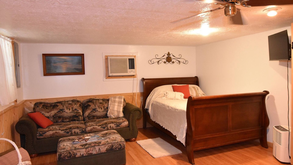 Woodbine Cabin | Cozy cabin with Full Kitchen on a pond in charming Corbin