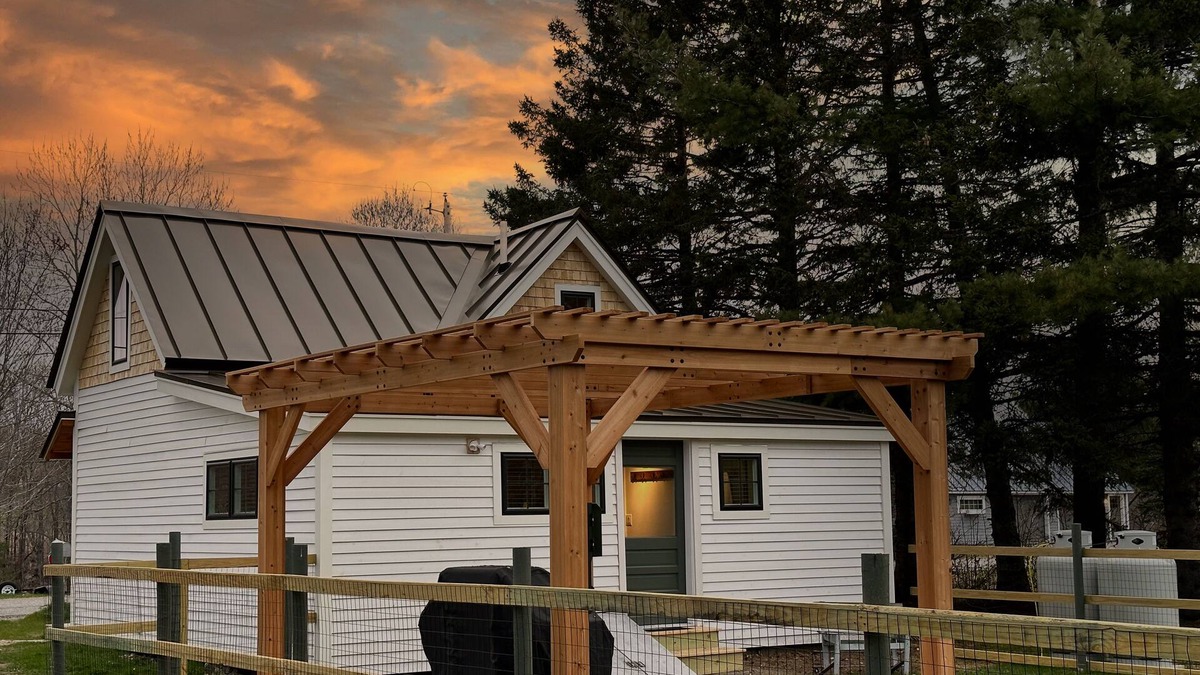 Kingfield Cottage | Cozy Cabin with Modern Amenities. Pet Friendly! Hot Tub!