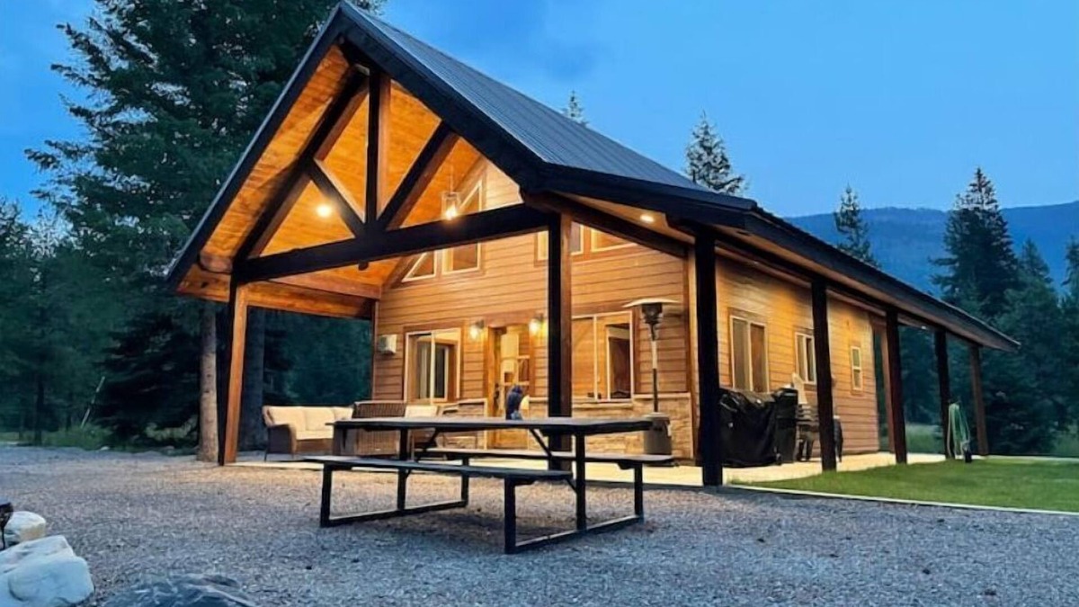 Bonners Ferry Cabin | Cozy Cabin with river view and access