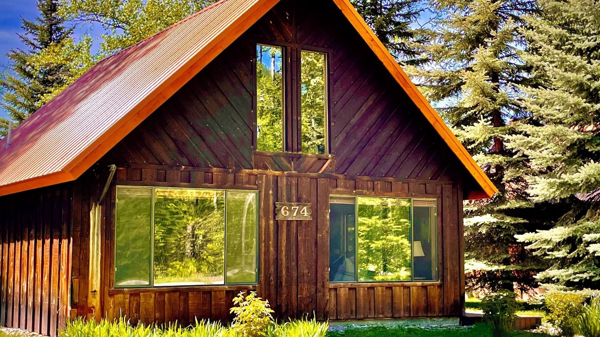 West Glacier Cabin | Cozy cabin with WiFi, AC in enchanting West Glacier, Montana
