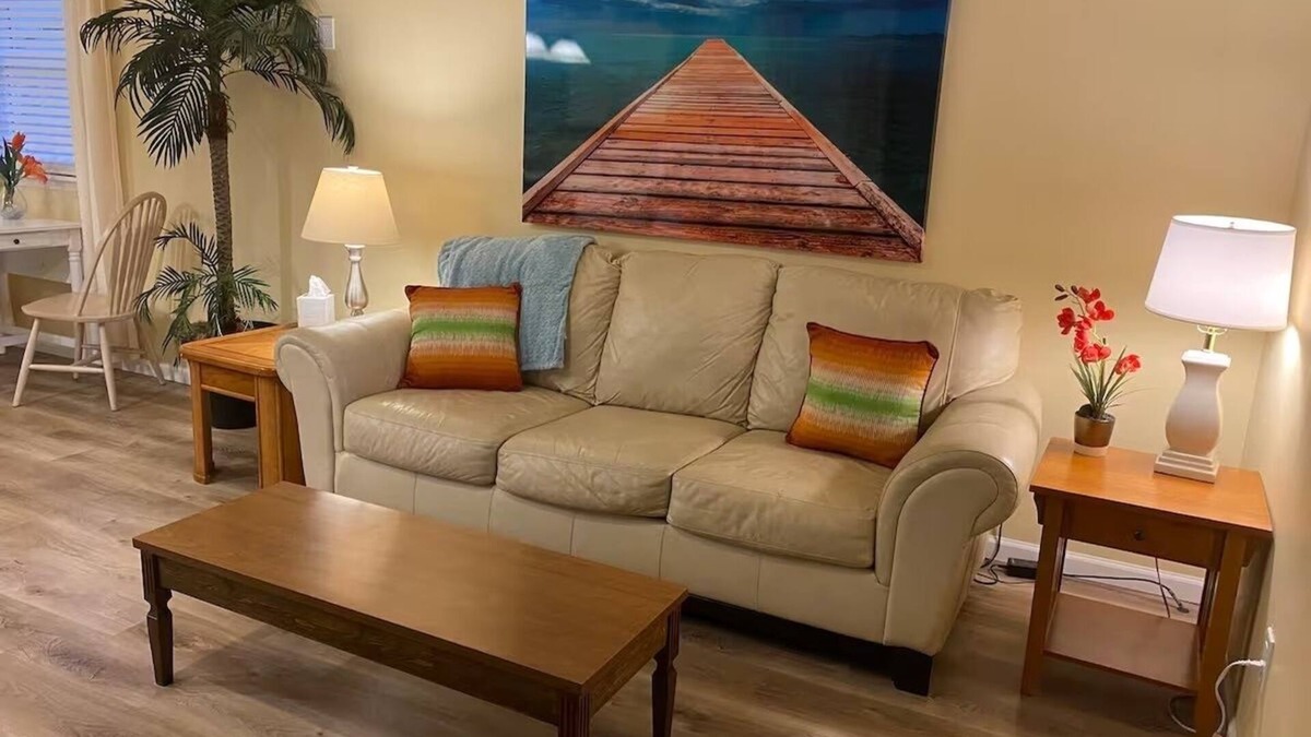 Ferris Cabin | Cozy cabin with WiFi and AC in lovely Ferris!