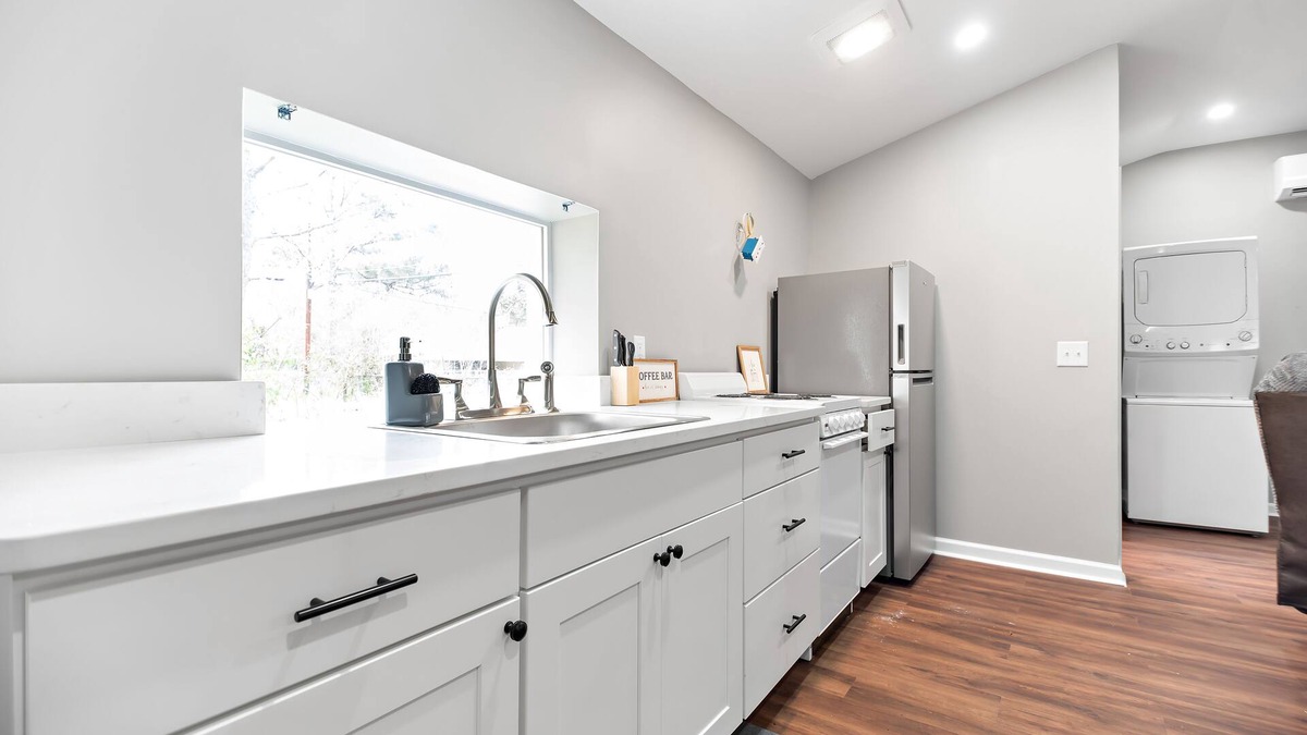 Abercorn Heights - Lamara Heights Cottage | Cozy Carriage House close to downtown and hospitals.