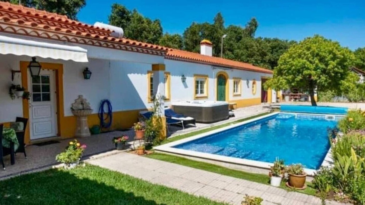 Alcobaca House | Cozy Casa Vimeiro Retreat