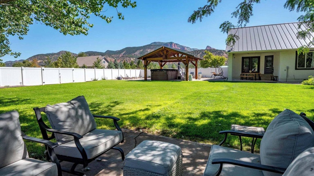 New Harmony House | Cozy Casita on 3 acres w/views of Zion Fingers -Swim Spa & Pickleball Court!