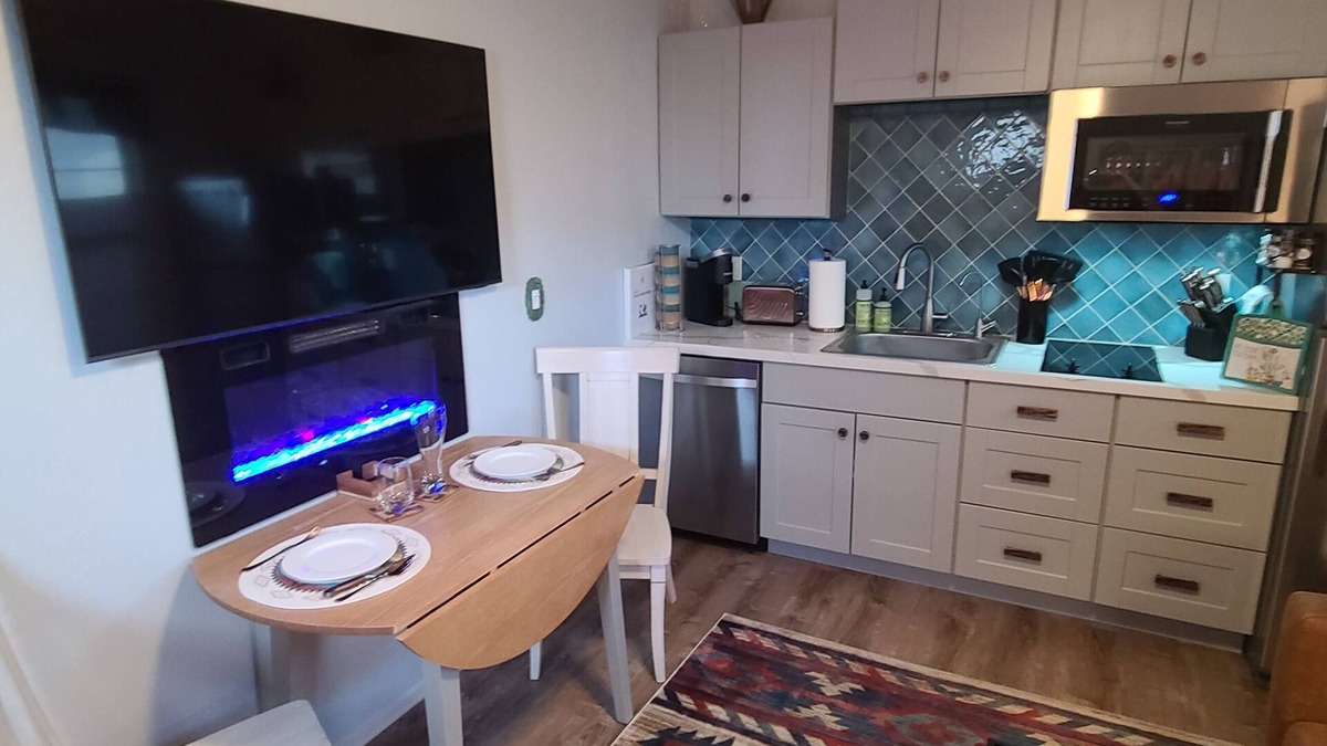 Emperor Estates House | "Cozy Casita" Private Pool and Spa/1 Bed/Full Kitchen/Walk in Shower/BBQ