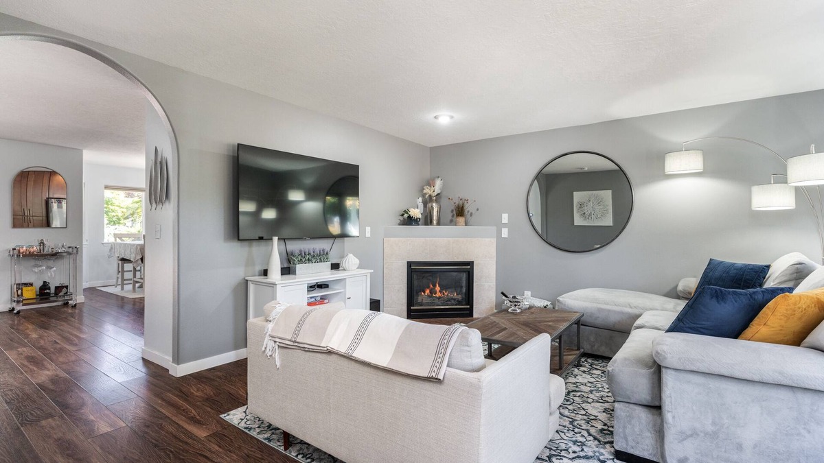 St. Johns House | Cozy Cathedral Park Home - 2bed/2.5 Ba. + Office