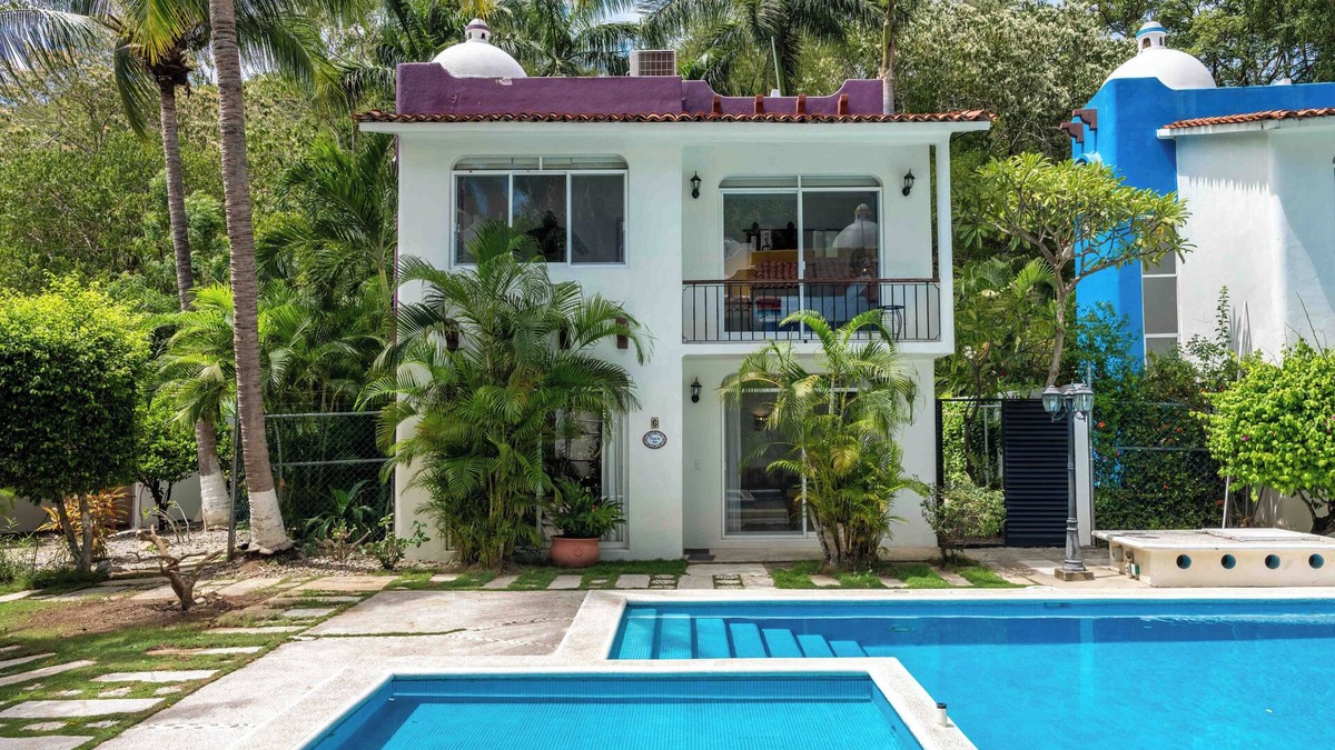 Crucecita House | Cozy & Centrally Located 3 bedroom with private yard