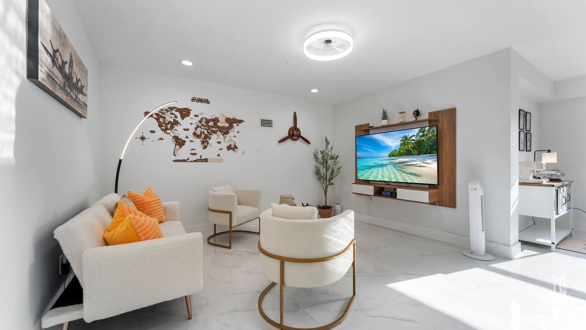 Miami Springs Apartment | Cozy, Centric, Private & Spacious 1/1 Guest House w/AC & WiFi in Miami Springs