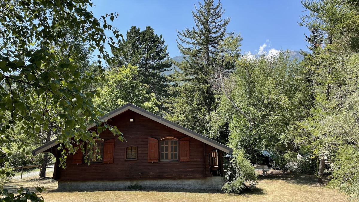 Saint-Crepin Ski Chalet | Cozy chalet and its 1000 m2 garden
