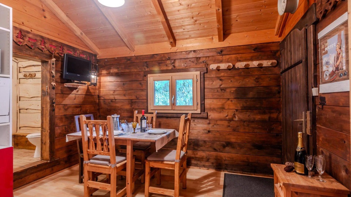 Les Prodains Apartment | Cozy Chalet for 4 near Avoriaz Cable Car with Parking and Ski Storage