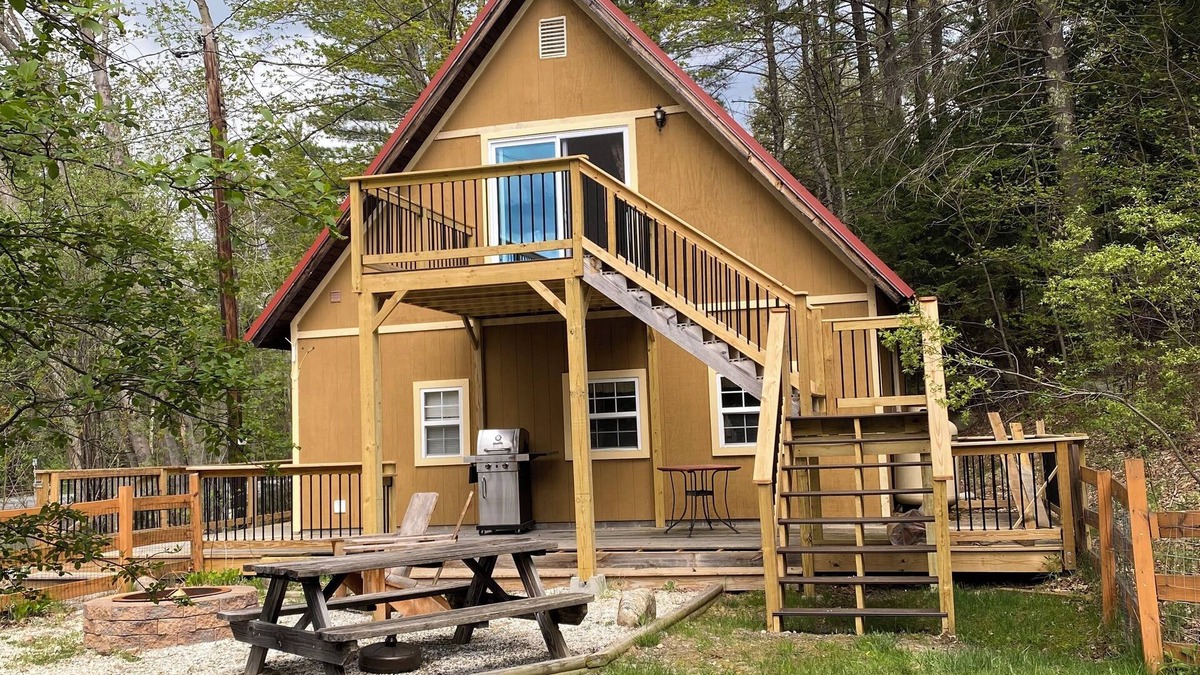 Keene Ski Chalet | Cozy chalet in adorable Keene with AC, WiFi