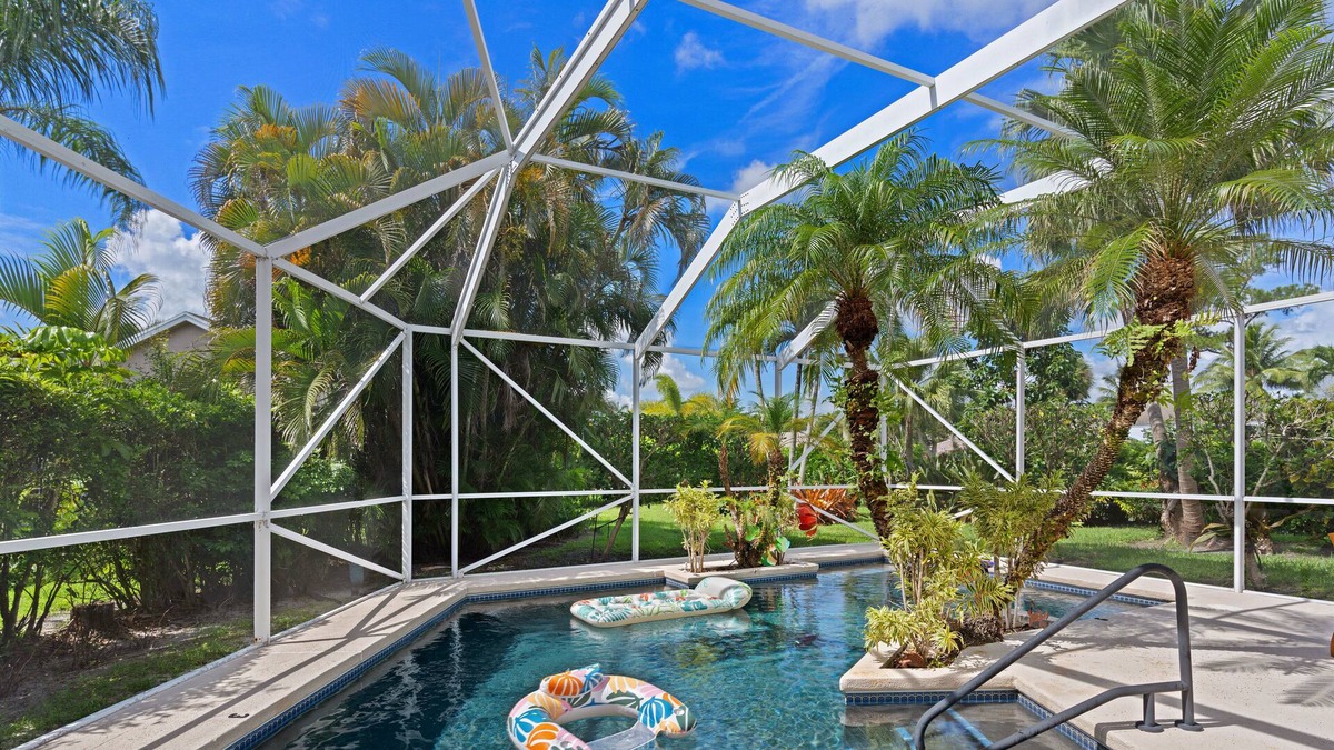 Emerald Forest House | Cozy Charm - Tranquil Oasis - 3BR - Pool