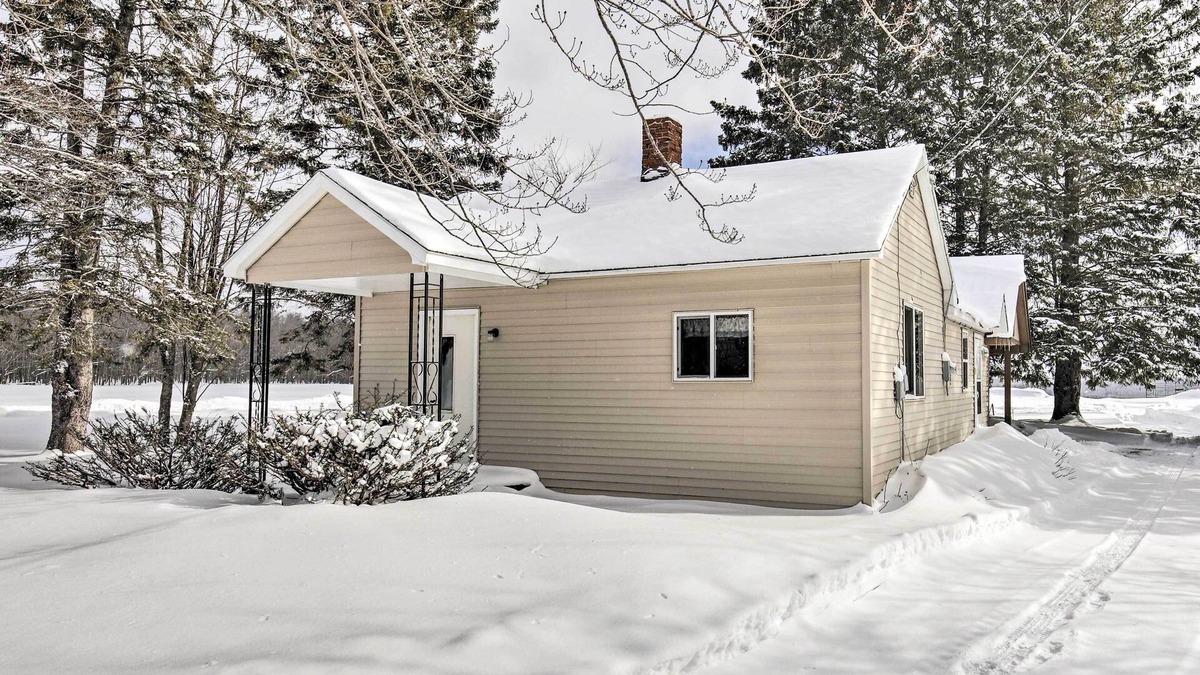 Chassell House | Cozy Chassell House - 10 Mi to Portage Lake!