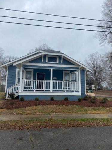Tupelo House | Cozy Chestnut Cottage- Downtown favorite!