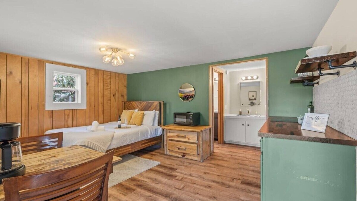 Canadensis Cabin | Cozy & Chic Pocono Cabin | Firepits | Pickleball