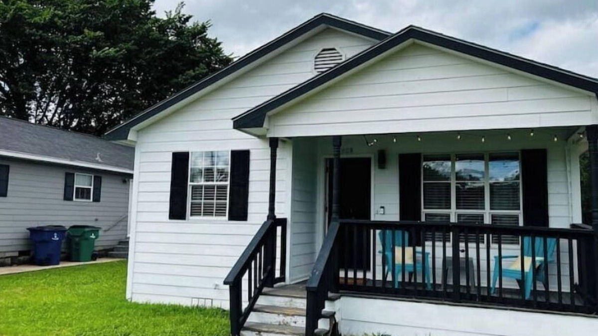 Celina House | Cozy City Escape