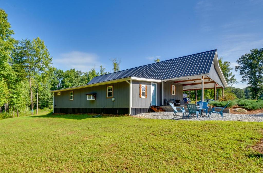 Clarkesville House | Cozy Clarkesville Getaway with Fire Pit!
